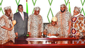 Governor Makinde signs Amotekun Bill, threatens criminals to desist from crime