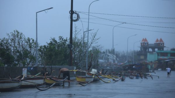 Thousands flee as yet another typhoon menaces Philippines