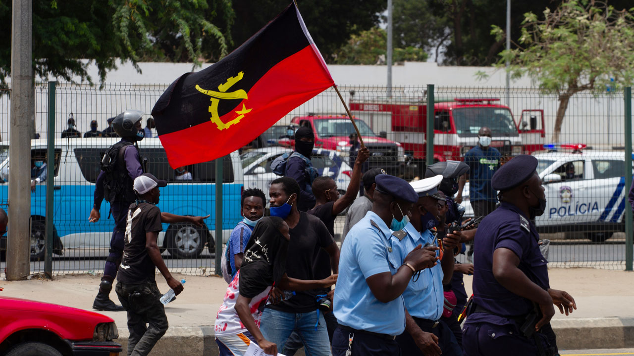 Angolan police fire tear gas on anti-govt protesters