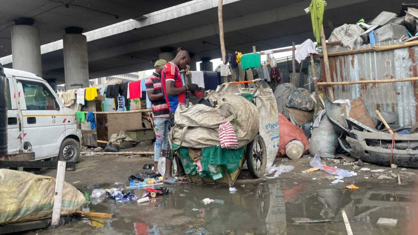 Illegal occupants defy vacation order, remain under Lagos bridges