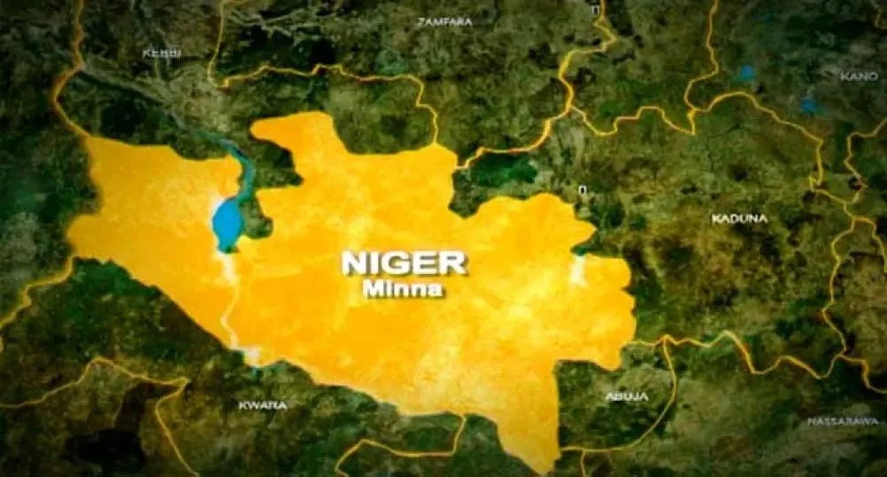 Violent #EndBadGovernanceInNigeria protesters set ablaze Niger secretariat, two vehicles