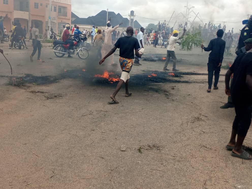 Buhari’s Katsina residence participates in #EndBadGovernanceInNigeria, protesters make bonfire