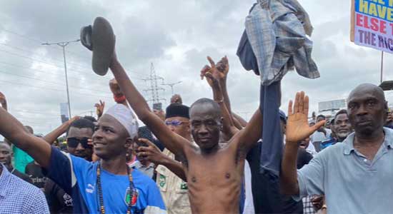 Lagos man joins #EndbadgovernanceinNigeria protest in nakedness, sings “Solidarity Forever”