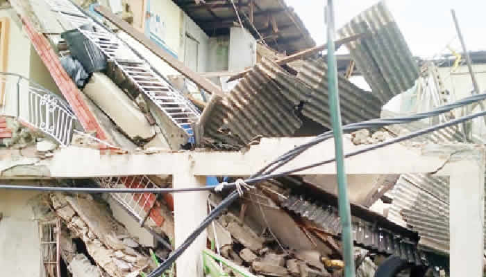 Plateau building collapse injures four