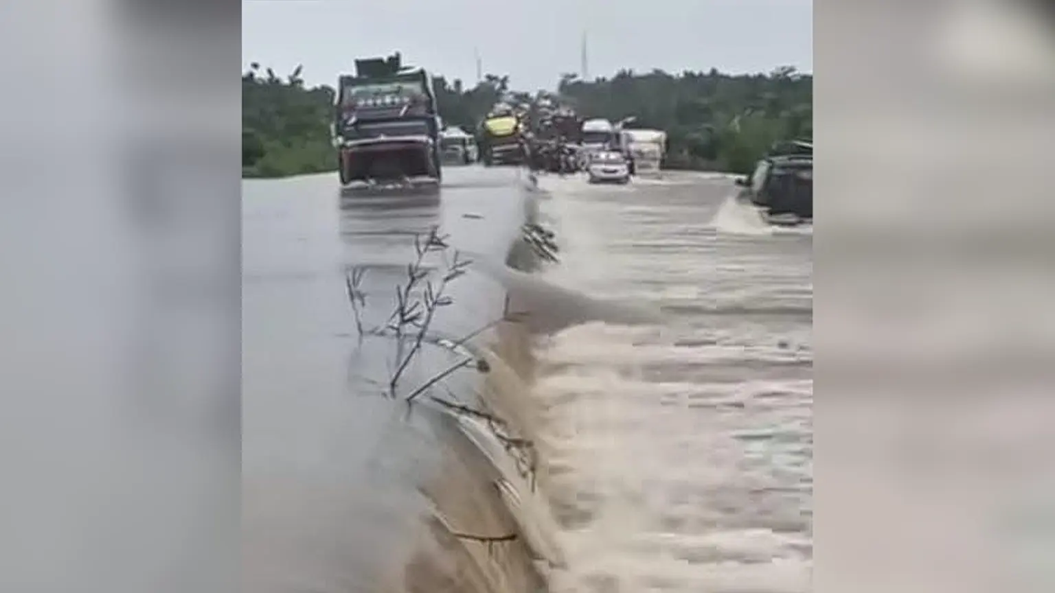 Travellers stranded as floods cut off Lagos-Benin Expressway